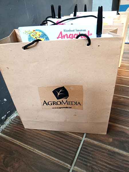 Merchandise untuk peserta workshop, kerjasama antara penulis dan AgroMedia.